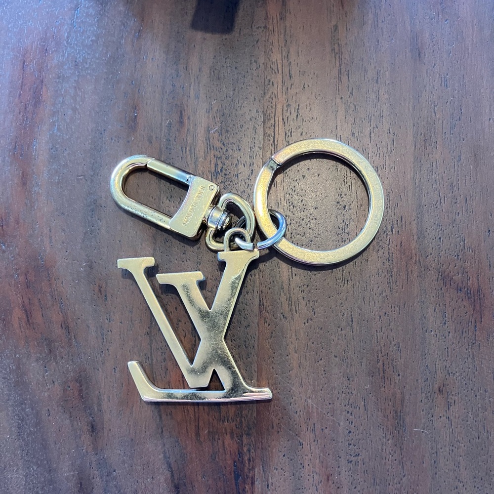 Louis Vuitton Gold LV Logo Key Ring or purse charm preloved.AUTHENTIC - Picture 3 of 9